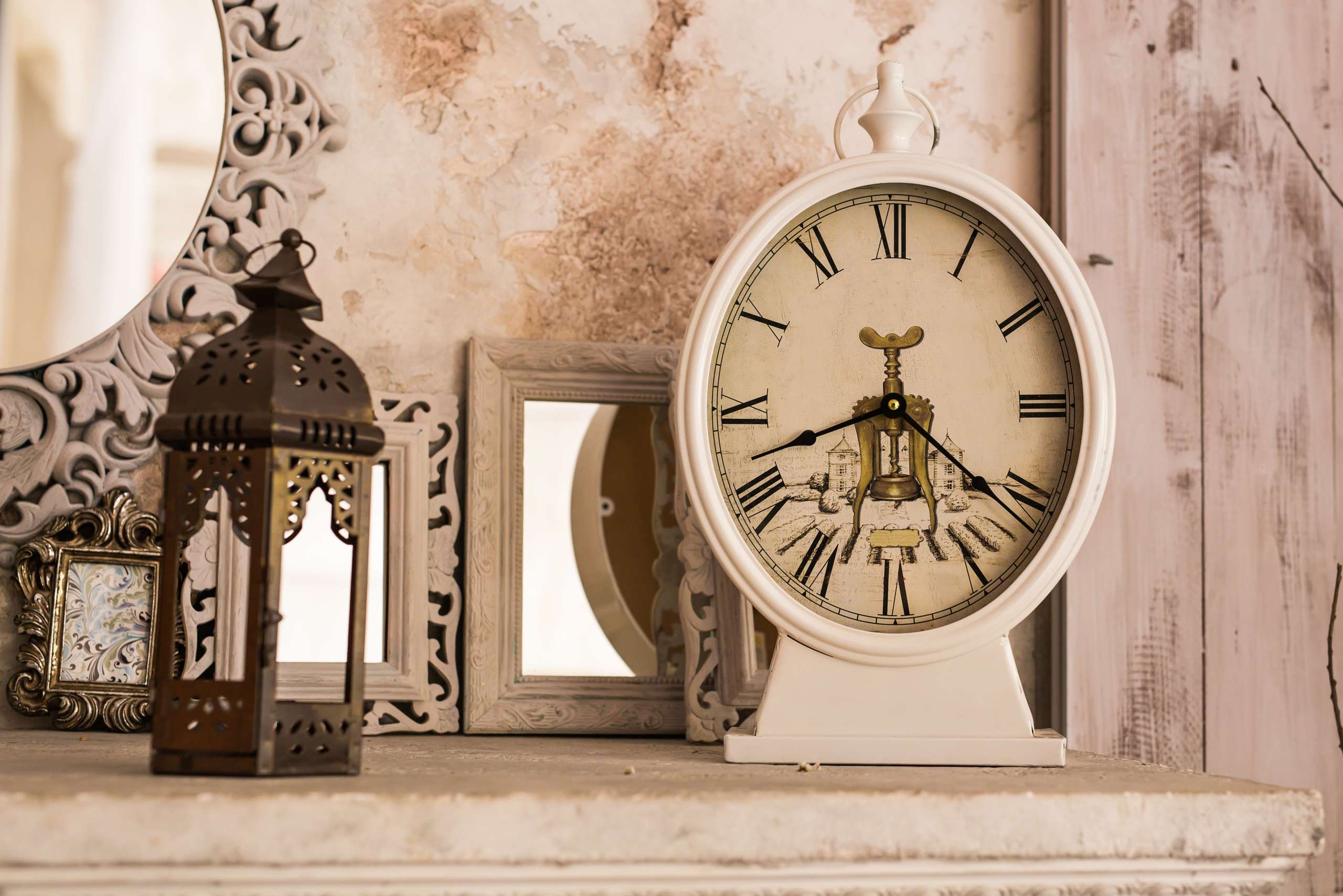 Horloge vintage avec tableaux